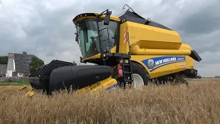 Wintergerst dorsen met New Holland TC5070 door loonbedrijf Bouwhuis (2021)