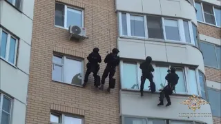 СОБР принимает распространителей БАДов. СПЕЦНАЗ штурмует через окна Special forces storm the windows