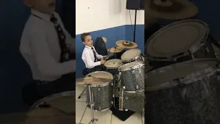 Olha esse menino tocando bateria!