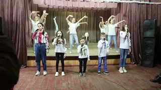 Дитячими долонями закриєм Україну