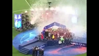 Футболисты Ливерпуля поднимают Кубок Лиги чемпионов