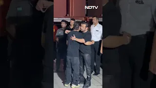 Shah Rukh Khan Attends Salman Khan's Birthday Bash, Actors Exchange Hugs