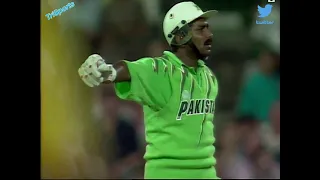 Javed Miandad points out hapless umpiring. 😂 Australia v Pakistan World Series Cup.