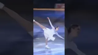 Her music suddenly stops but she continues skating like nothing happened⛸️🌬️ (Carolina Kostner)