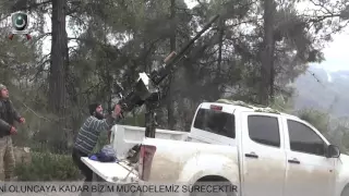 Türkmen Dağı _ Türkmen mücahitleri Uçak savar silahlarla Rus uçaklarını uzaklaştırıyorlar .
