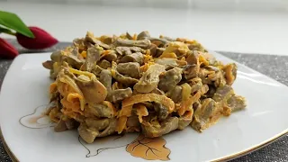 САЛАТ из куриных сердечек с морковью,луком и грибами/ Очень вкусный и сытный.