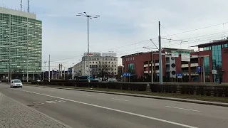 Alarmowo policja w centrum Gdańsku. Przejazd na sygnale patrolu policji