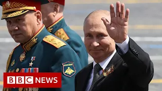 Russia holds Victory Day parade in shadow of virus - BBC News