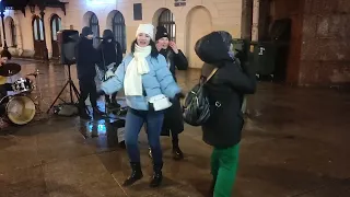 Юрий Шатунов - "Белые розы", группа ISTREETBAND выступает под февральским дождём на Думской улице...