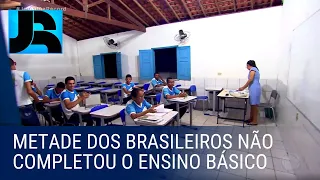 Analfabetismo diminui, mas metade dos brasileiros não concluiu o ensino básico