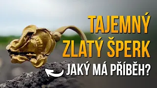 Záhadný zlatý šperk z kamenité půdy nalezený detektorem