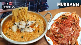 리얼먹방:) 굴 라면 & 김장김치 ★ 디저트는 귤 (ft.새집에 적응중인 짜장이)ㅣSpicy Oyster Ramyun & KimchiㅣREAL SOUNDㅣASMR MUKBANGㅣ