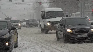 Снегопад в Новосибирске продлится неделю: город парализовало всего за сутки // "Новости 49" 23.01.23