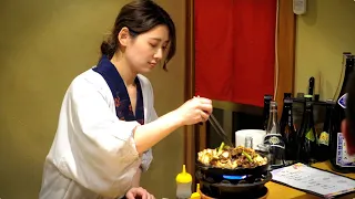 A beautiful proprietress makes exquisite grilled beef tripe. Japanese food. どん蔵 モツ