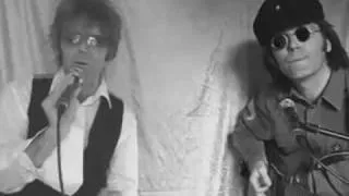 DAVID BOWIE AND JOHN LENNON Singing Fame Live 1975 mpeg2video