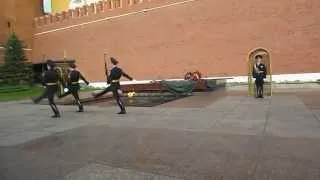 Смена караула возле Могилы неизвестного солдата в Александровском саду