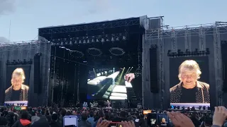 Don Airey drinks wine during keyboard solo (Monsters of Rock - Bogotá Colombia 15/04/23)