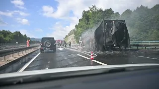 Vatrogasci gase požar na kamionu na autocesti A1 između čvorova Ogulin i Brinje