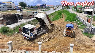 New project operator KOMATS'U D31P Dozer Pushing Stone With Soil with Dump Trucks Nissan 5ton