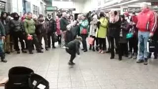 Нью-Йорк. Мальчик в метро отжигал такое...