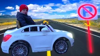 Funny Kids Ride on Cars and Pretend Play Traffic Sings / Kidscoco Children's Video