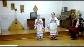 скоморошина Кристина Чистова и Алина Анабова