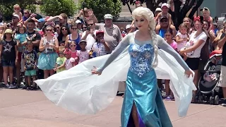 FROZEN ROYAL WELCOME Parade - Anna, Elsa, Kristoff & Olaf - FROZEN SUMMER FUN