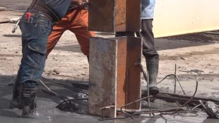 挖土機配合中間樁立接插入攪拌樁