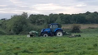 NEWHOLLAND T7230 WITH MCHALE BUTTERFLY Mower