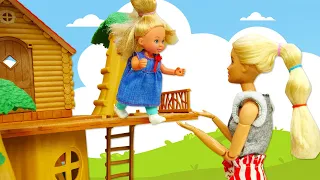 ¡Ken construye una casa del árbol para Evi! La familia de Barbie y Ken. Aventuras de juguetes.