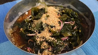 Sweet & sour seaweed salad (Miyeok-muchim: 미역무침)