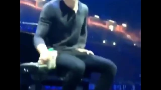 Shawn Mendes tripping on the stage 😂