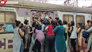 Mumbai local train crowded time me travel asa karti hai ladies || Latak ke jati hai door par ladies