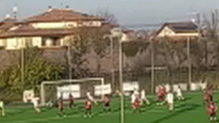 Rigore incredibile! C'è un buco nella rete e l'arbitro non vede il goal! La disperazione del tifoso!