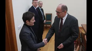 KO traži SANKCIJE za DODIKA u evropskom parlamentu SCHMIDT kod BRNABIĆ u Beogradu VUČIĆ prihvatio