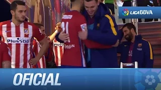 Jugadores del FC Barcelona y del Atlético de Madrid en el túnel de vestuarios