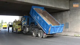 Kurioser Unfall - LKW steckt mit Kipper unter Autobahnbrücke der A7 fest