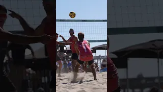 1 Italian 🇮🇹  vs 🇺🇸 4 Americans at the net 🏐 #mammamia #beachvolleyball #volleyball #shorts