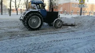 Трактор - снегоуборщик на улице Тургенева в Орле