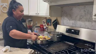 Cocinando unas riquísimas papas ala Diabla