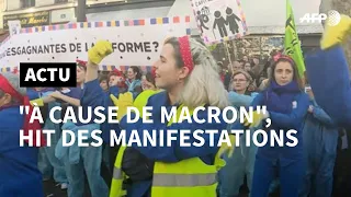 Retraites: "A cause de Macron" résonne dans les défilés | AFP News
