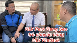 HLV Park Hang Seo trò chuyện với HLV Kiatisuk, Văn Thanh, Xuân Trường đến chia vui cùng Văn Toàn