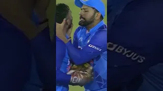 Rohit Sharma ने पकड़ी Dinesh Karthik की गर्दन