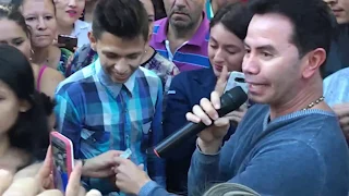 Jhonny Rivera Sorprende a un Admirador en las Calles de Ibague