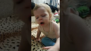 Малышка чихает..Смешно До слез))))