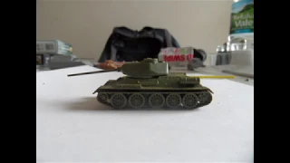 Review + Build in Pictures of T-34/85 from Zvezda in 1:100 scale