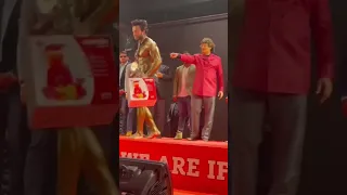 Angry bodybuilder throws his trophy after being insulted.....