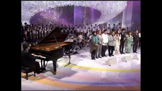 Nobuyuki Tsuji plays "Flowers will bloom" with student choir, 2012