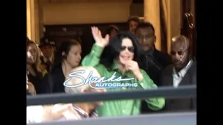 Michael Jackson RARE footage signing autographs and at London Theatre FAN MAYHEM