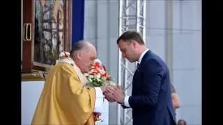 Prezydent Elekt Andrzej Duda ratuje Hostię.